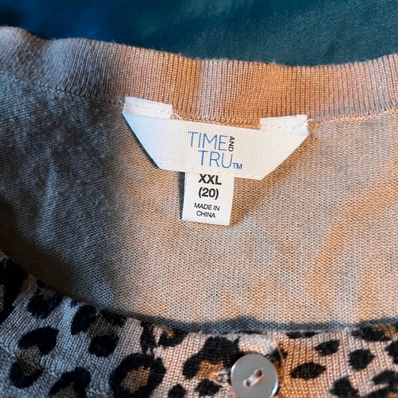Time and Tru leopard print cardigan - Picture 2 of 3